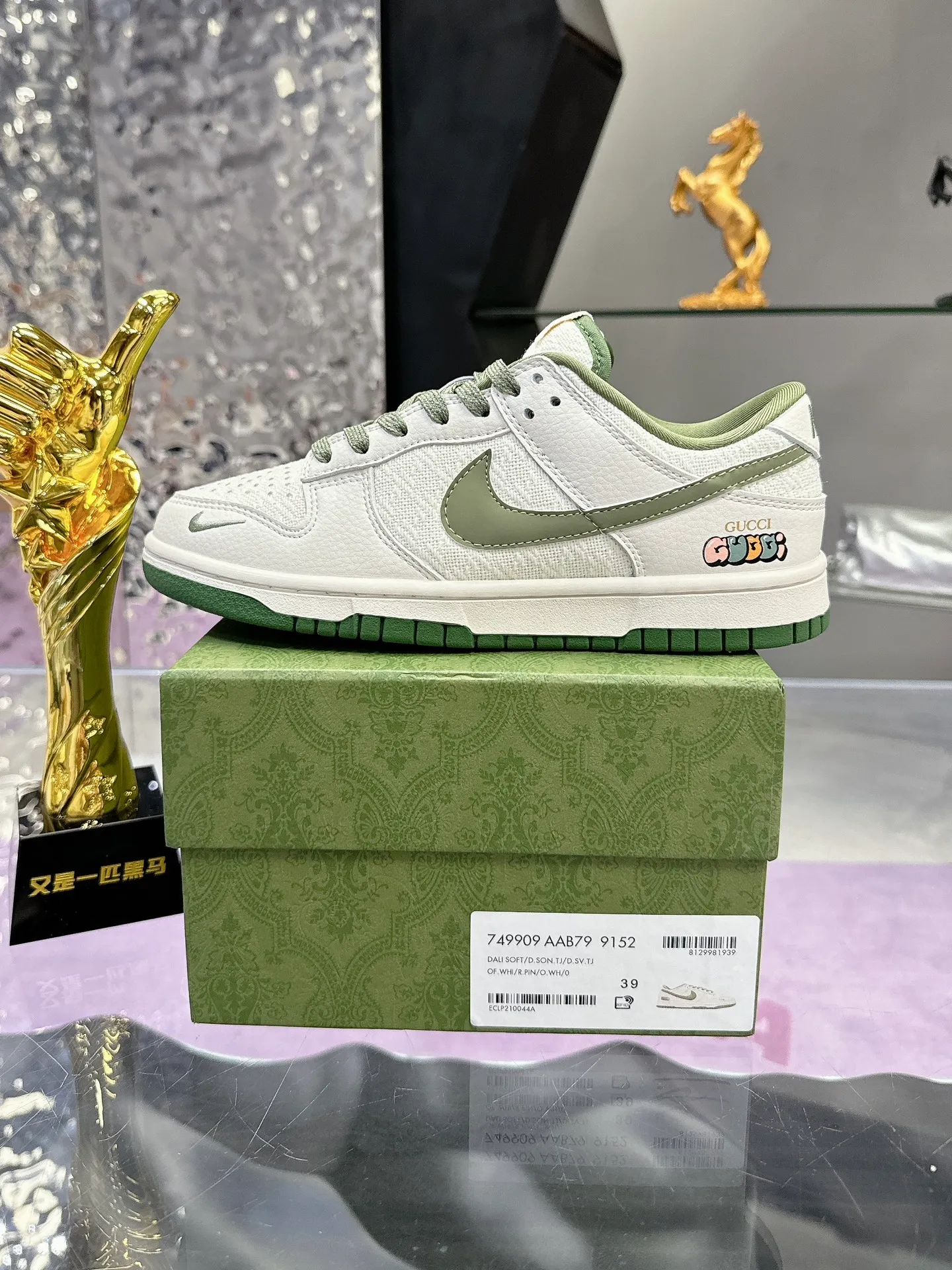 Men's shoes 💰580❤️❤️❤️ Gucci co-branded dunk Nike The latest official model 💓Gucci x Nike Dunk SB series 💓 Produced by Foshan Factory. The shoe body is made of off-white canvas as the main color, with an off-white leather frame overlay, making the shoe very versatile. The tongue is embroidered with yellow Gucci words, and the Swooshb on both sides of the shoe body The logo is embellished with sky blue, and the tongue is made of mesh material, which enhances breathability and is very versatile overall. The word Gucci on the lower side of the heel is decorated in 3D, the mini Nike Swoosh Logo on the side of the toe is embellished with sky blue embroidery, and the yellow Gucci brand name is printed on the heel to highlight the joint identity. Finally, an aged oxidized midsole and a blue outsole complete the overall design. Size: 35-45 Full set of Gucci packaging